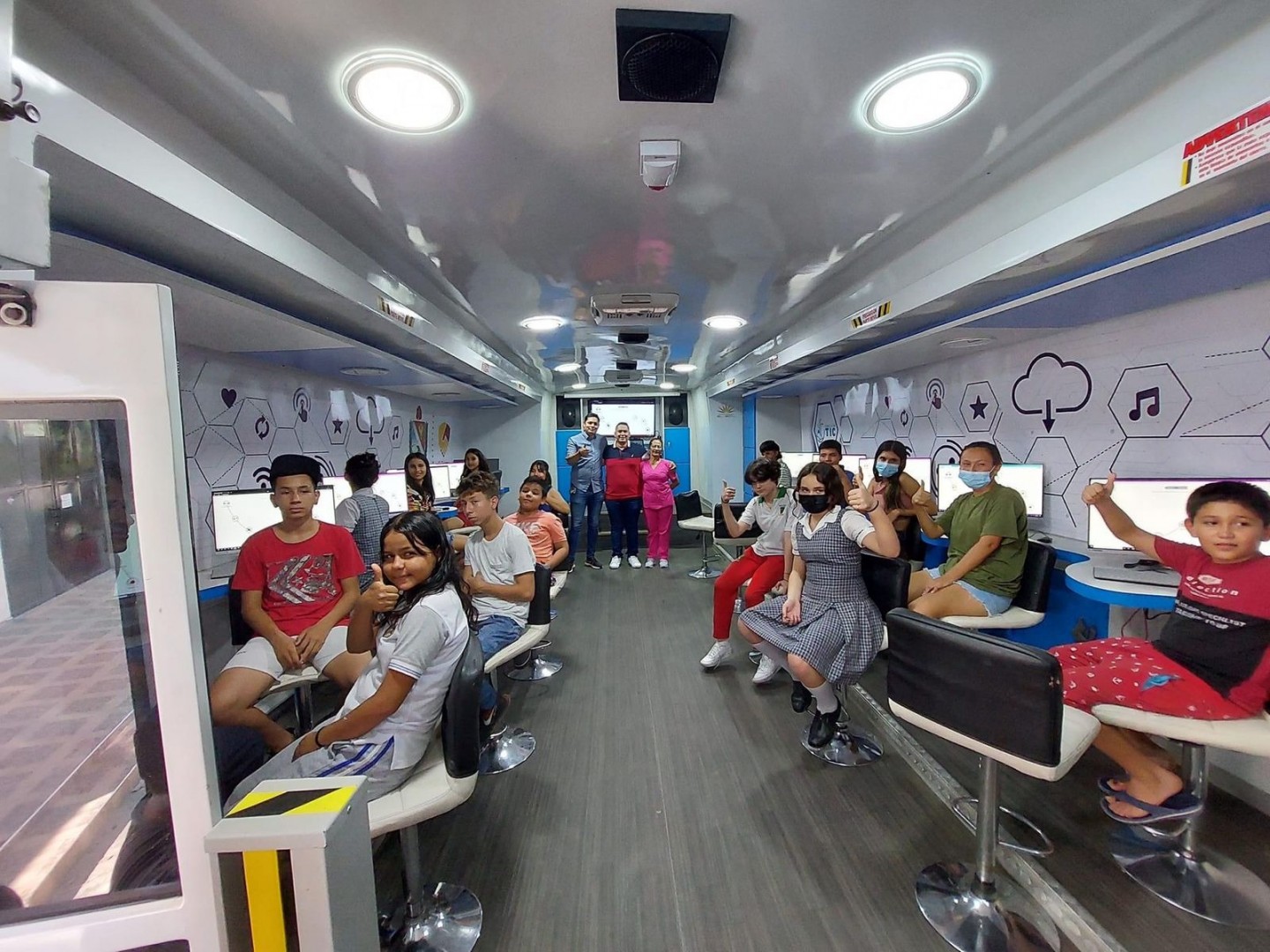 El bus TIC rueda por el Tolima