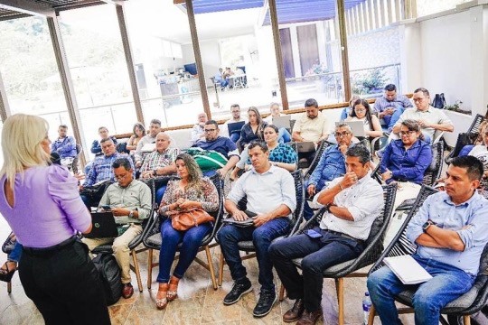 Talleres de gobierno realiza el senador Óscar Barreto con alcaldes del Tolima