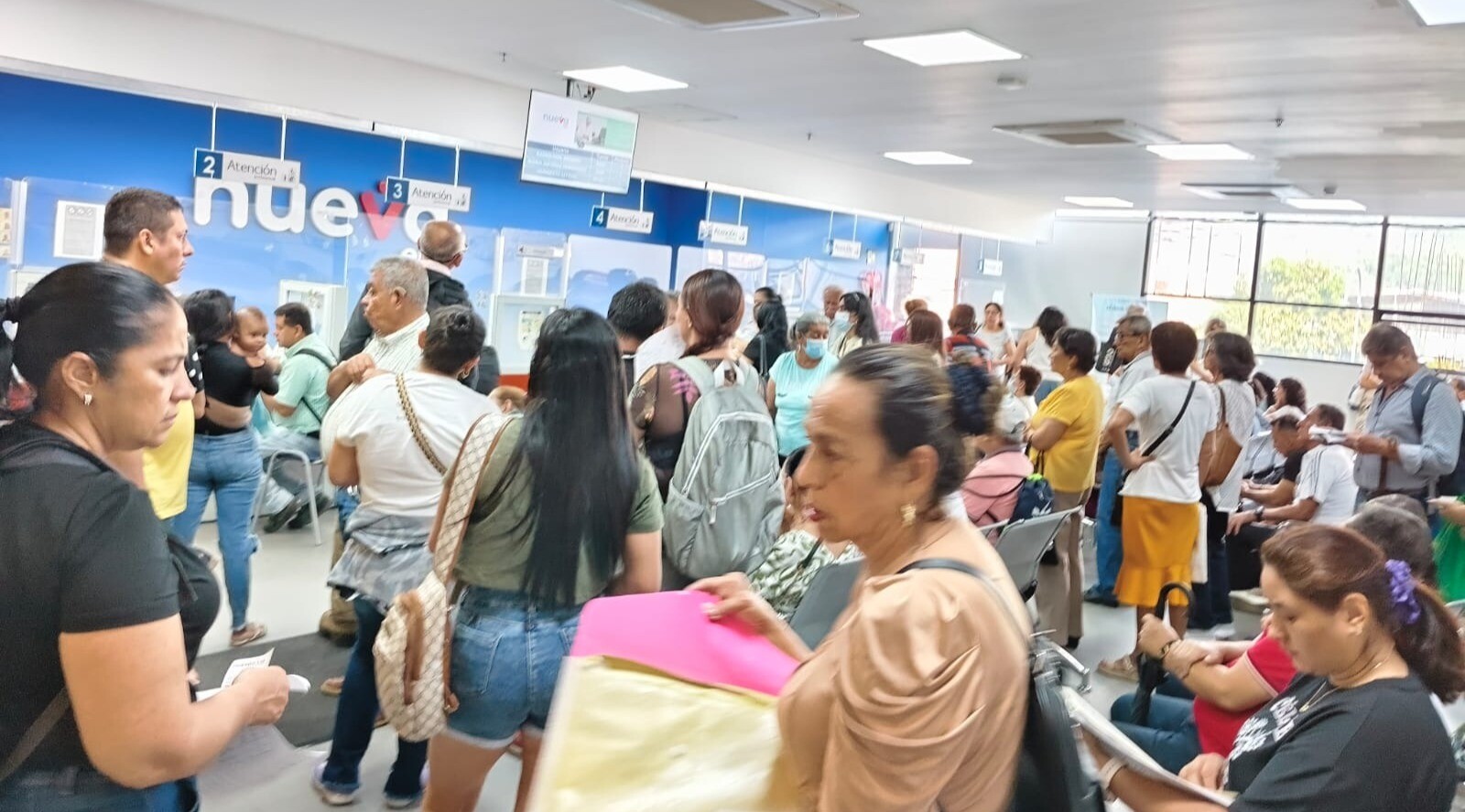 Sigue protesta de afiliados de la Nueva EPS por falta de medicamentos en Ibagué