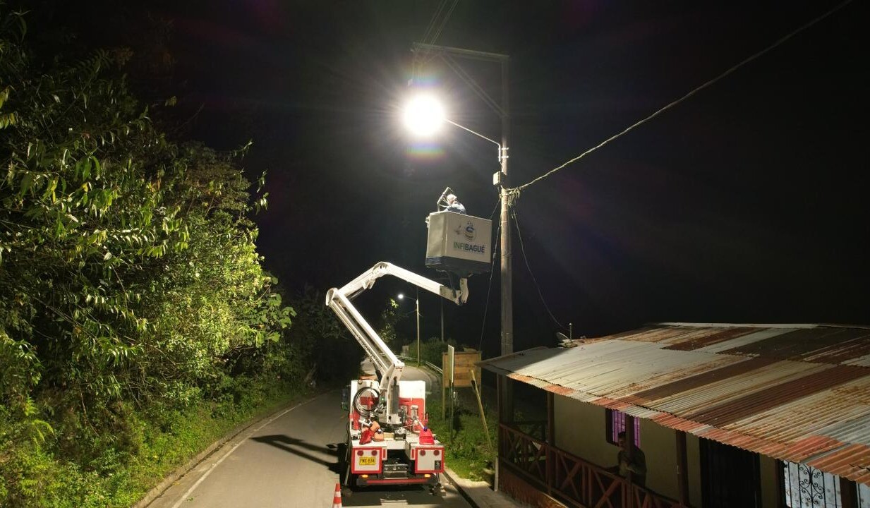 La modernización del alumbrado público transforma la movilidad nocturna en Villa Restrepo