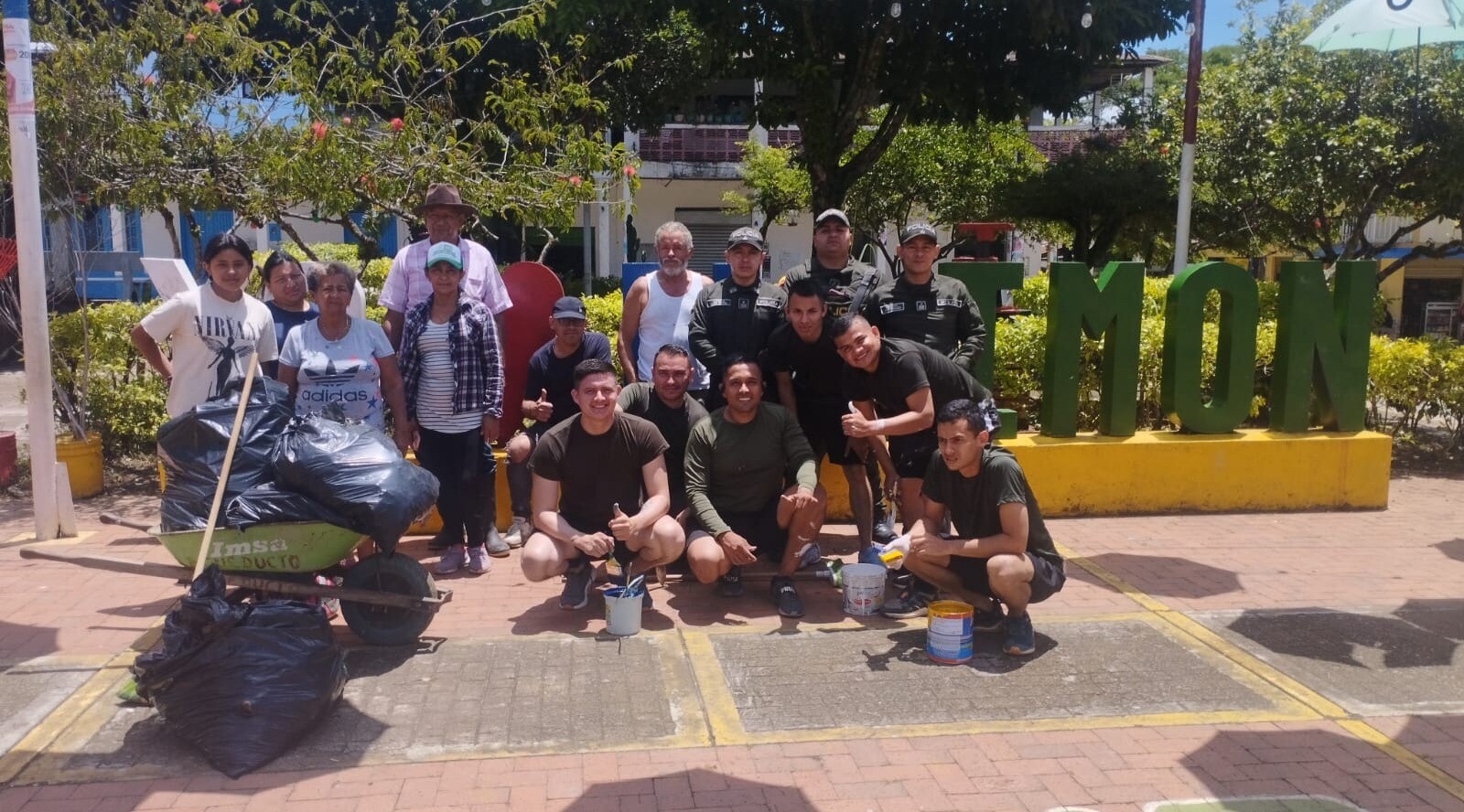 Policía y comunidad transforman el parque principal de El Limón