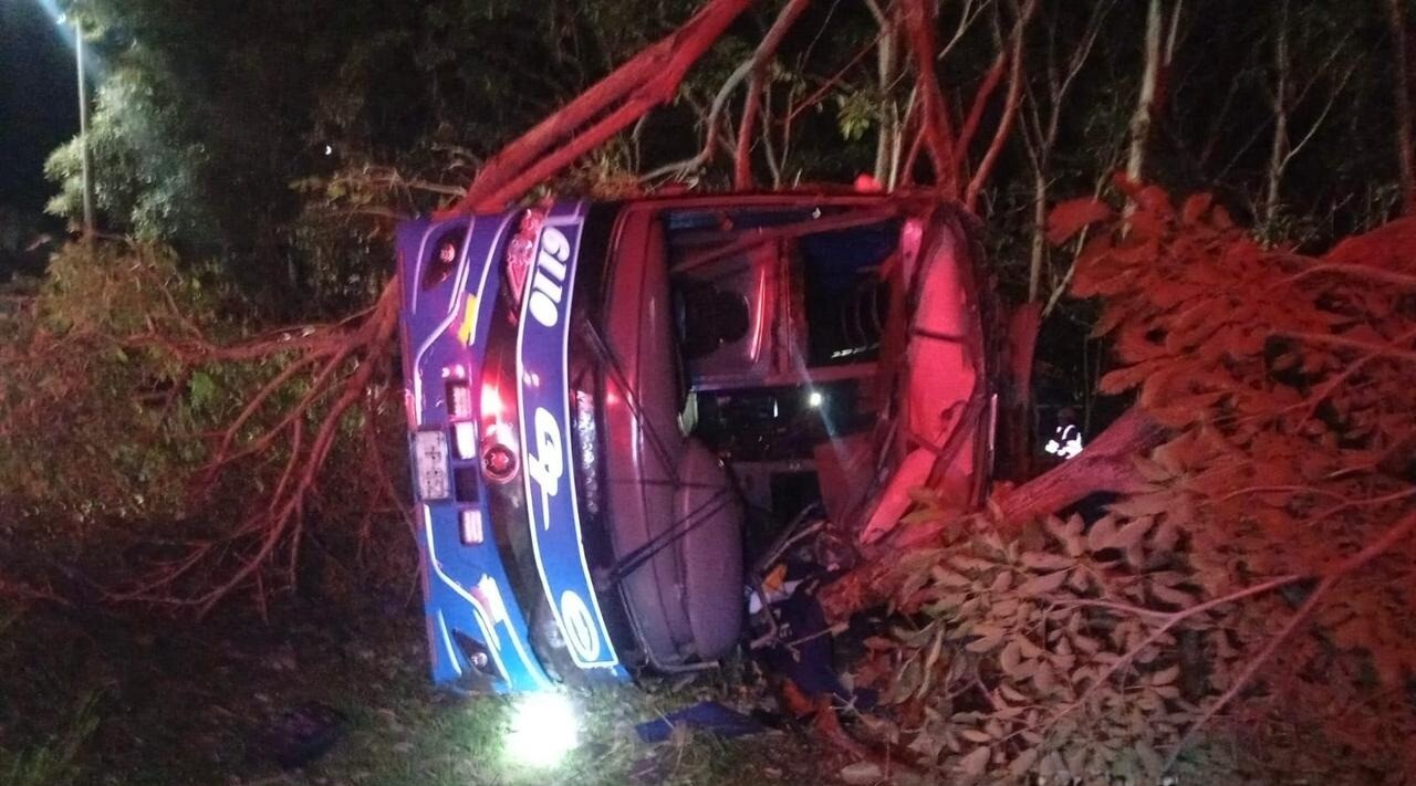 Tragedia en la vía Ibagué-Bogotá: tres fallecidos tras volcamiento de un bus