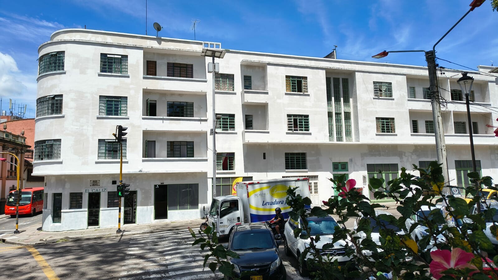 Curia de Ibagué hace retirar avisos comerciales de su edificio