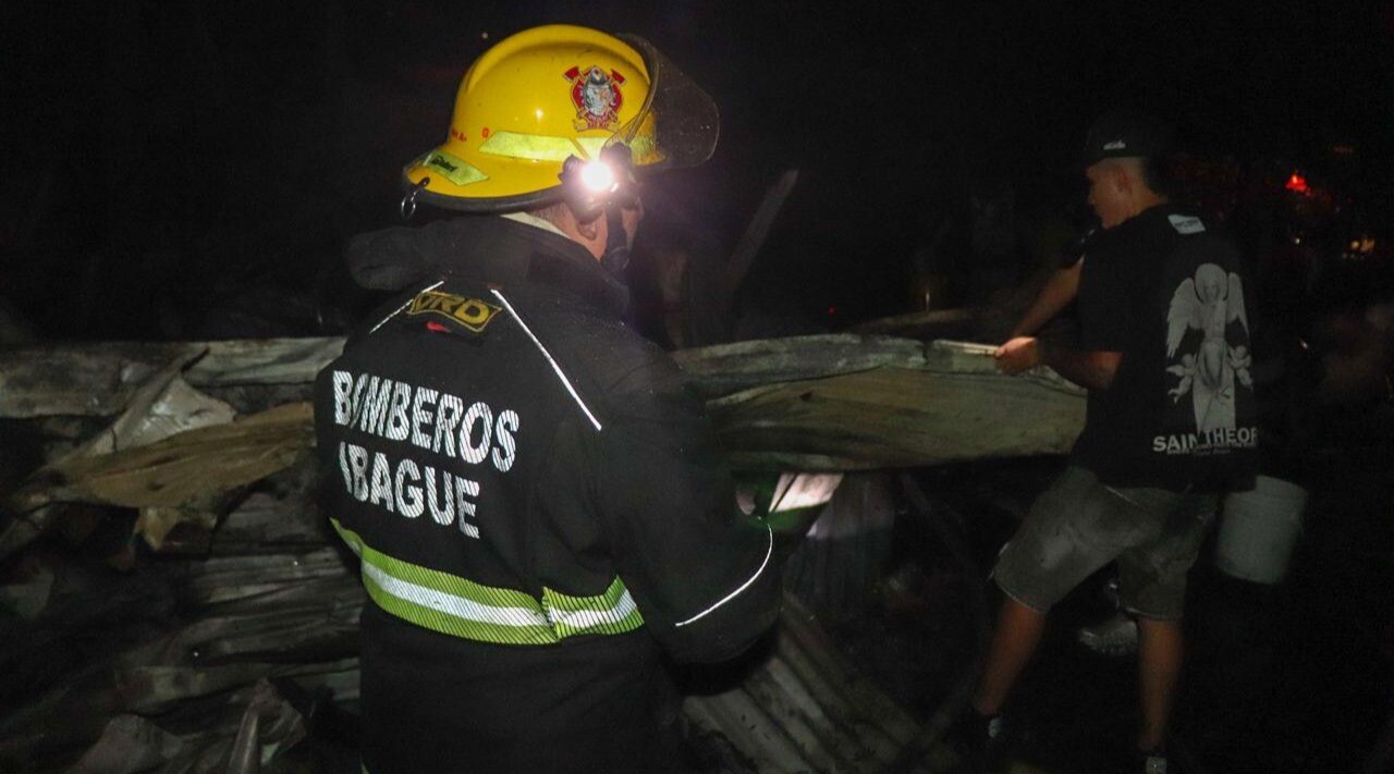Incendio en el sector Hato de la Virgen deja tres viviendas destruidas