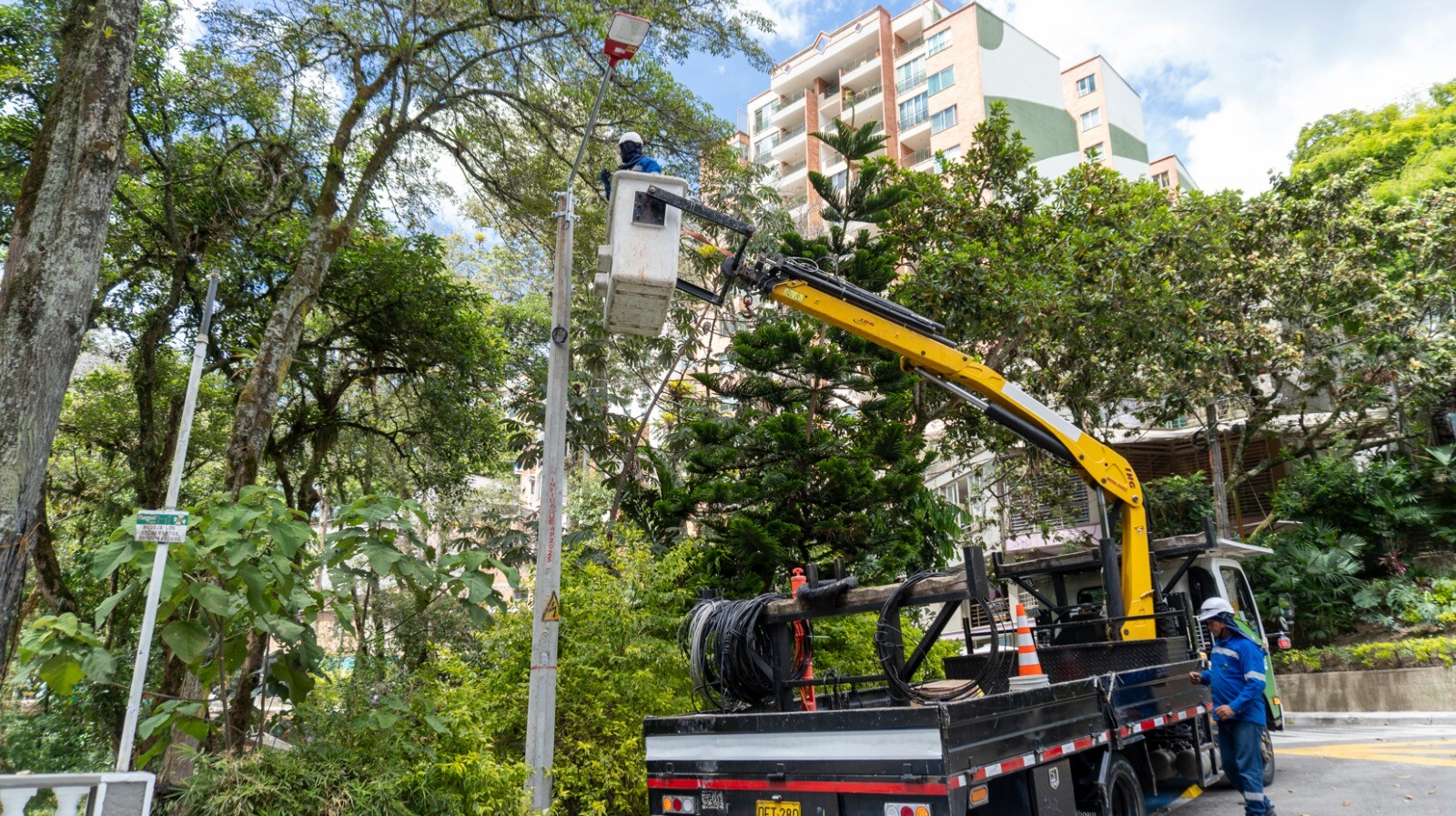 El renovado Parque Centenario brilla con nuevas luces LED