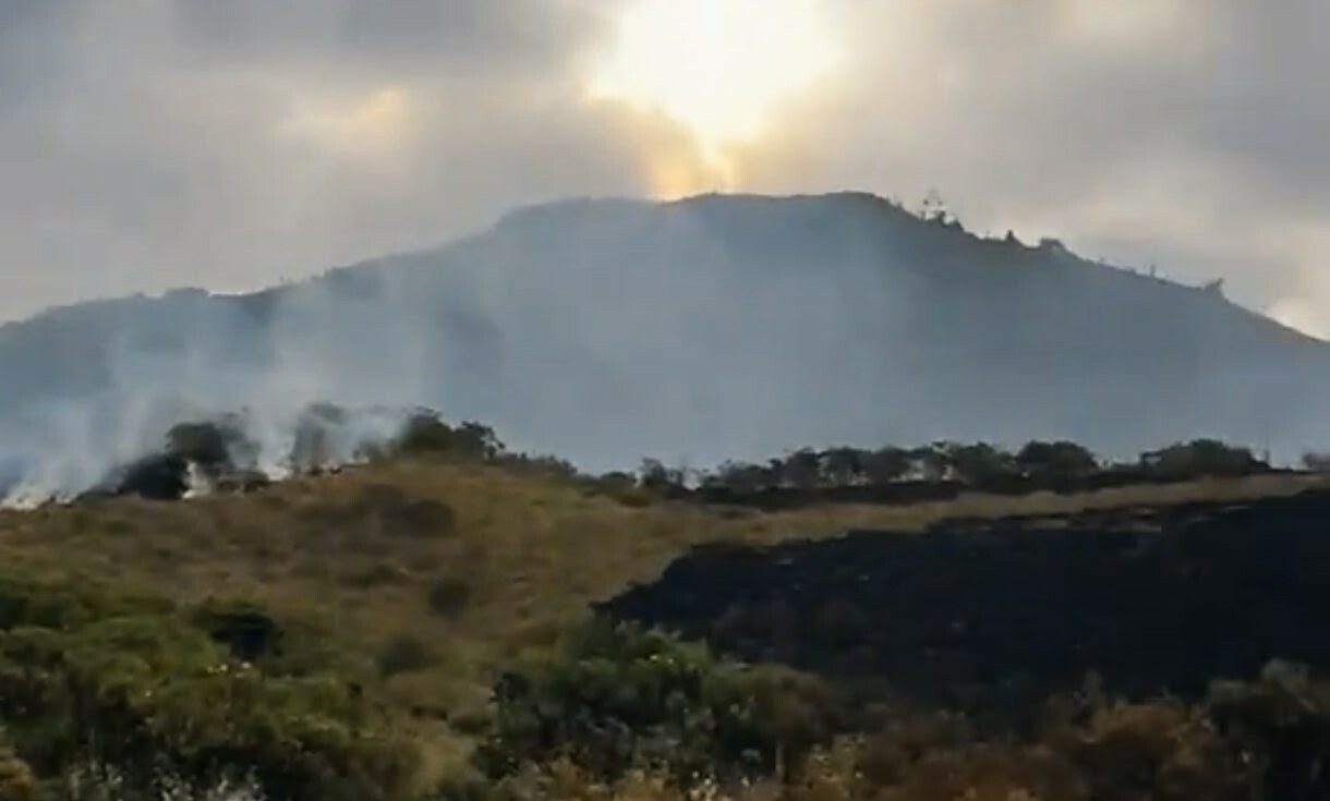 Incendio forestal consume páramo en Santa Isabel