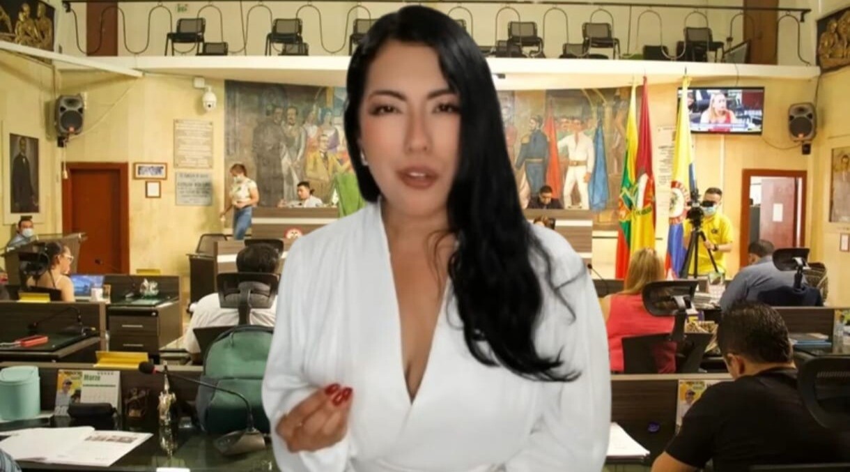 Creadora de contenido denuncia presunto perfilamiento de concejales del Centro Democrático en su contra