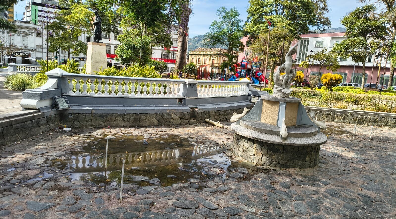 A escasos metros de la Alcaldía de Ibagué, la Plaza de Bolívar se deteriora