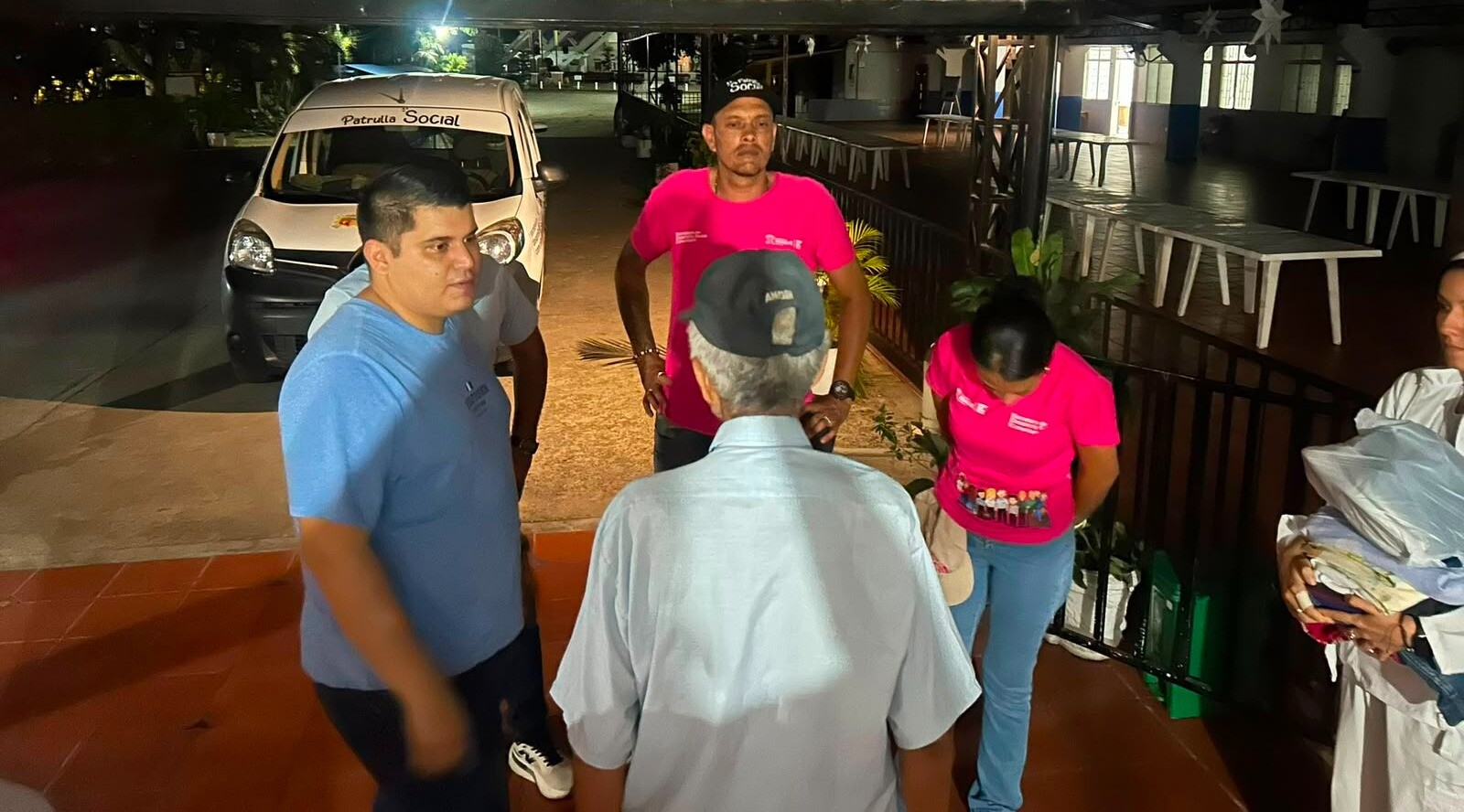 Alcaldía brinda atención para adultos mayores tras incendio en la avenida Ambalá