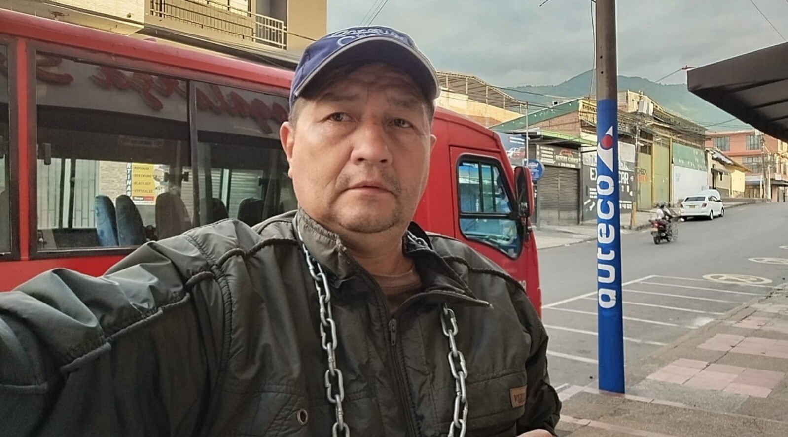 Propietario de buseta cumple cinco días encadenado por paro forzado en Ibagué