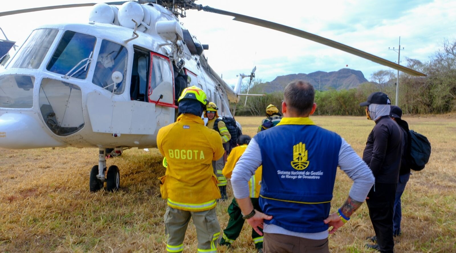 Más de 300 socorristas y seis aeronaves combaten las emergencias en el Tolima