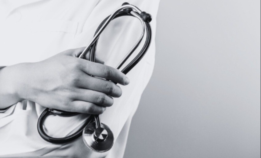 Médico es destituido por presunto abuso sexual