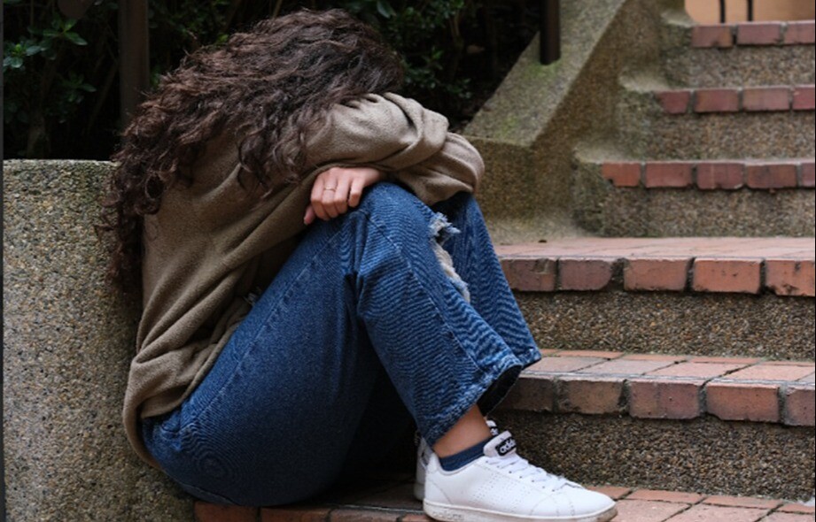 Depresión, ansiedad y aislamiento elevan riesgo de ideación suicida en universitarios