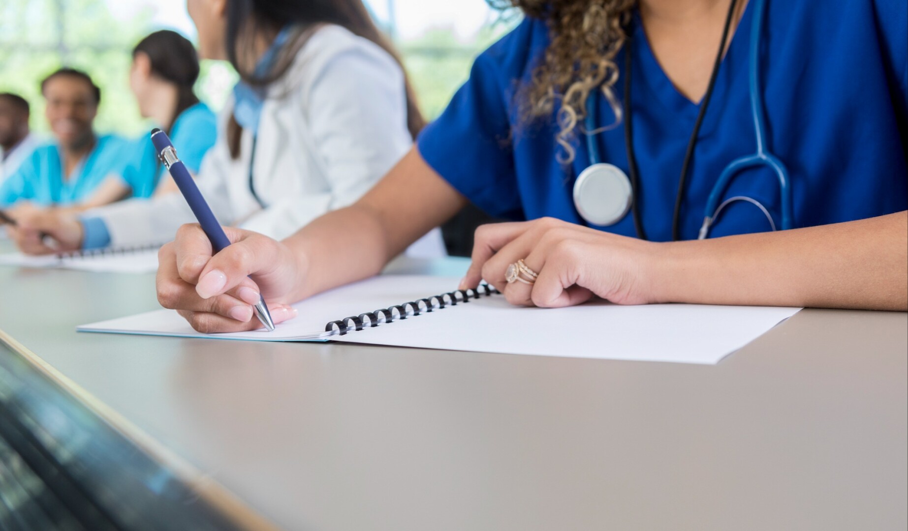 Son 7.800 internos de medicina los que empezaron a recibir remuneración mensual