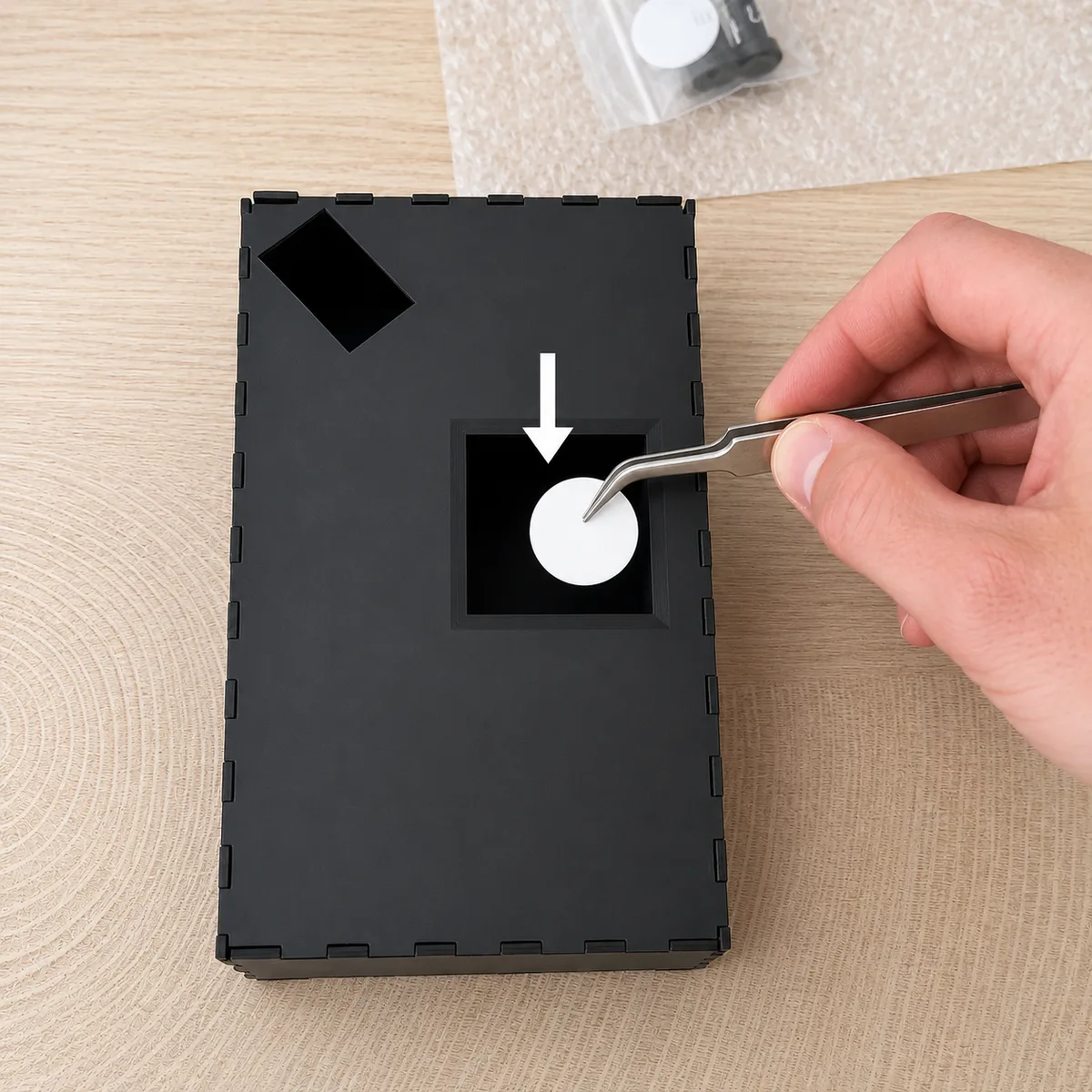 Setting the round filter into the square window of the imaging box