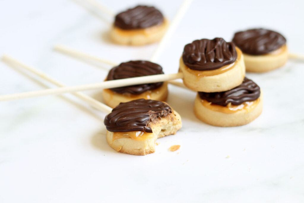 File 2 Homemade Twix Cookie Pops