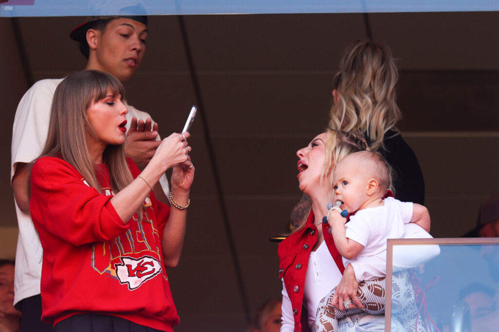 Taylor Swift lines up a photo here of Brittany Mahomes and her child.