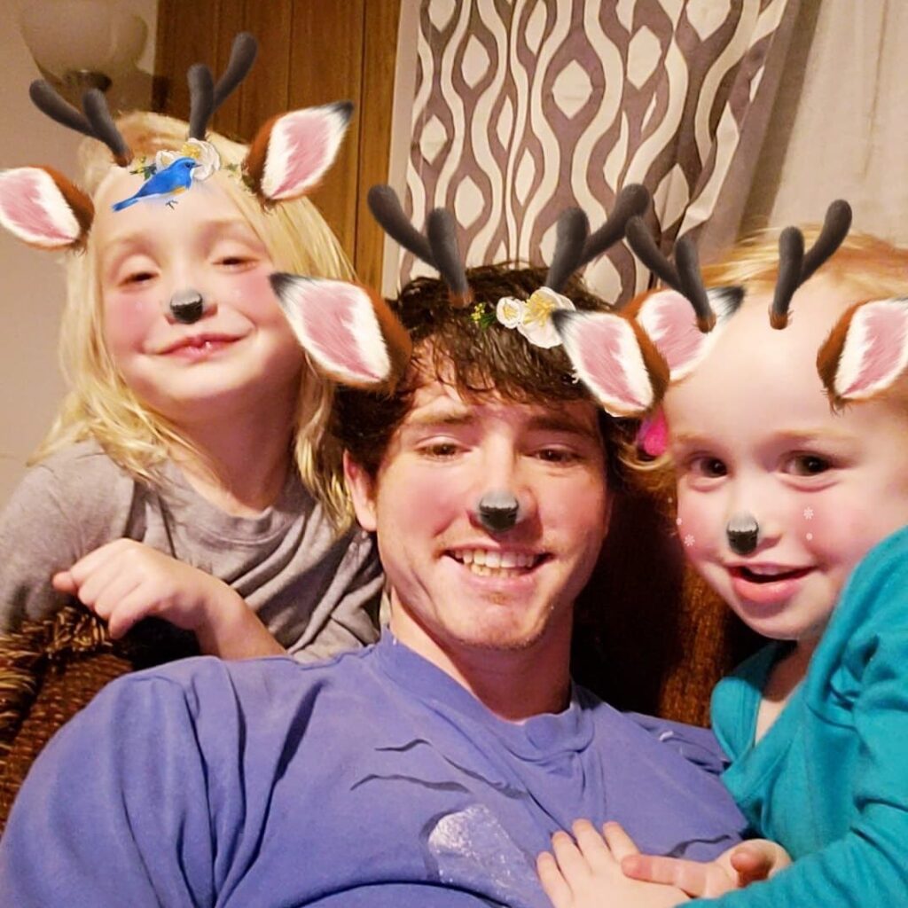 In 2020, Eldridge Toney posed with Anna Cardwell's daughters Kaitlyn Shannon and Kylee Cardwell. They have silly filters over their faces.