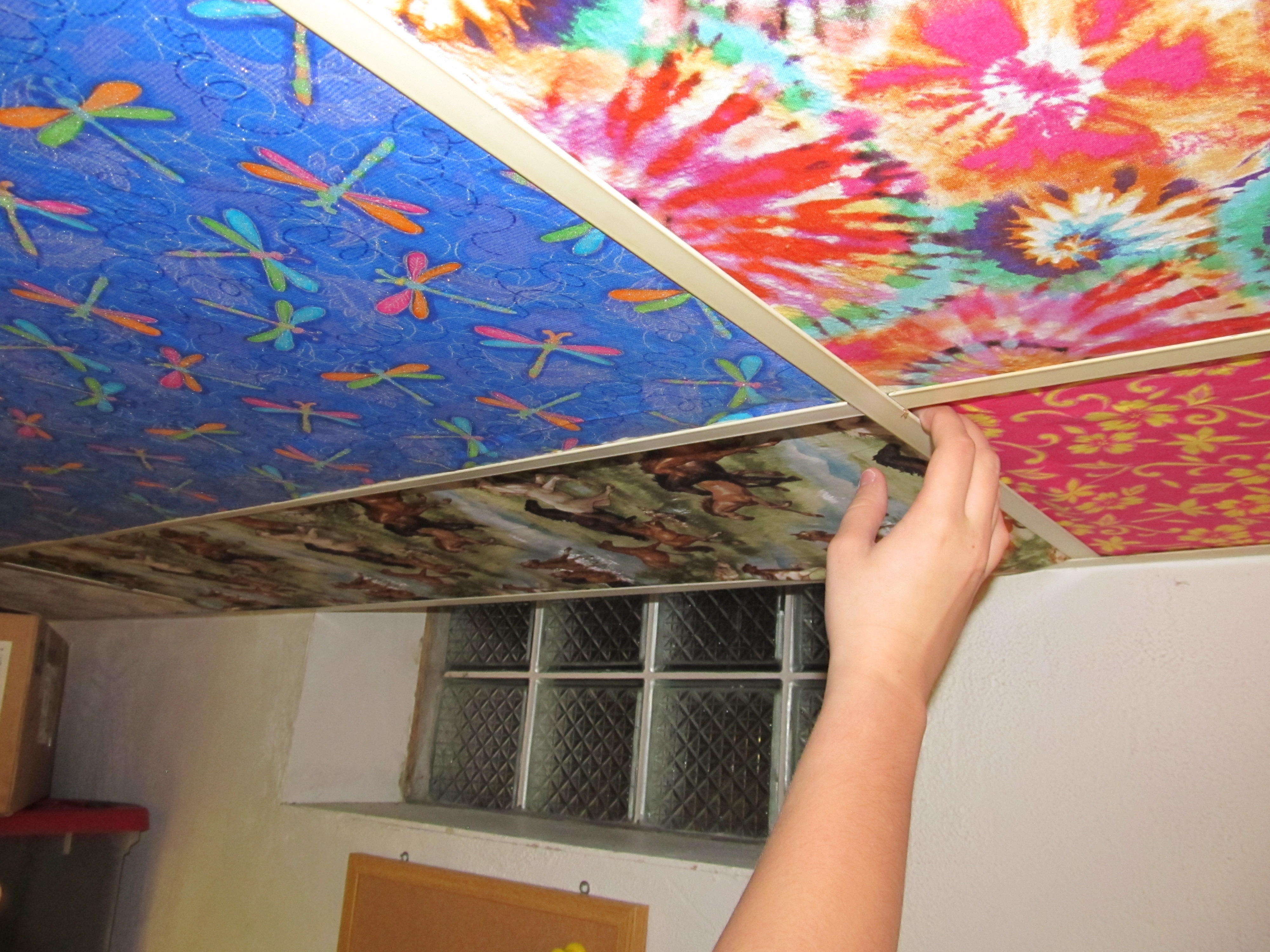 Самодельные потолки. Оклеить потолок. Материал для оклейки потолка. Потолок из ткани. Потолочные обои.