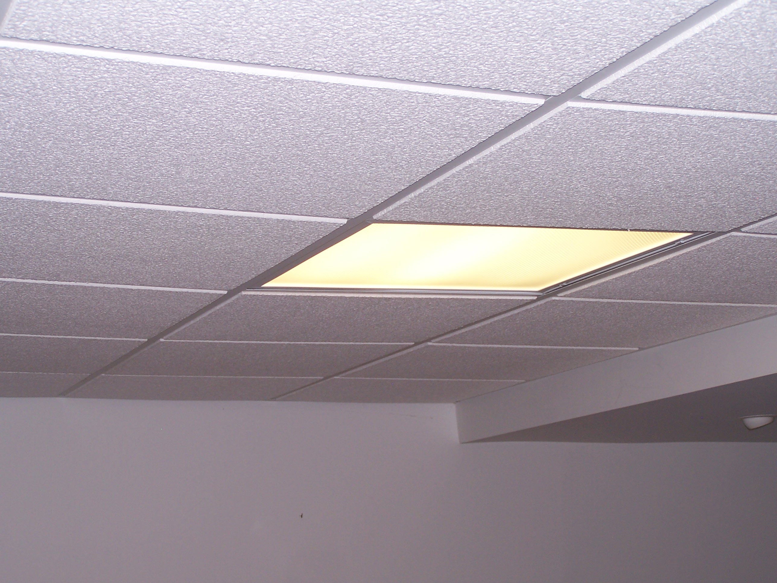 Плиточный потолок с подсветкой