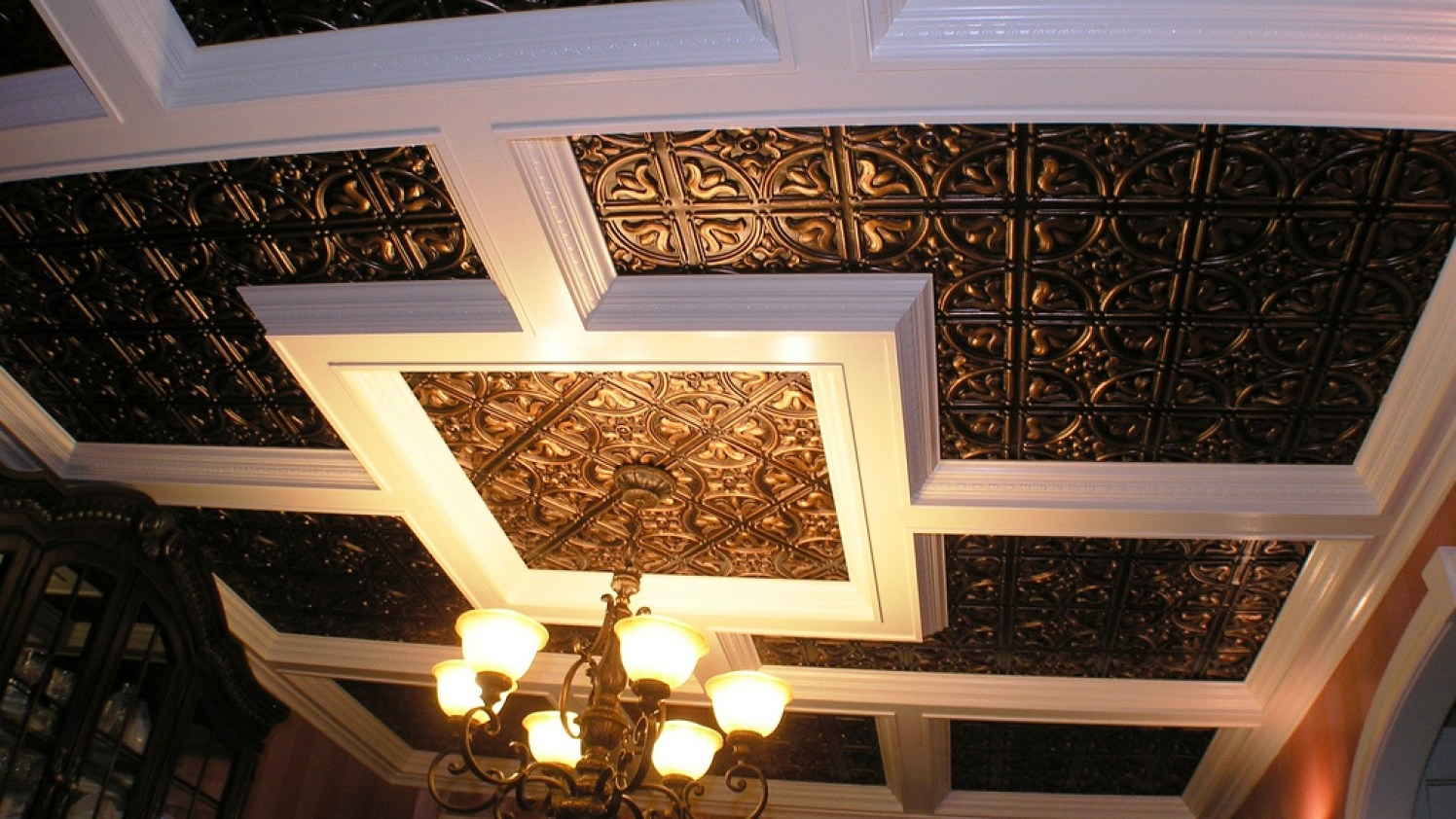 Декор потолка плитка