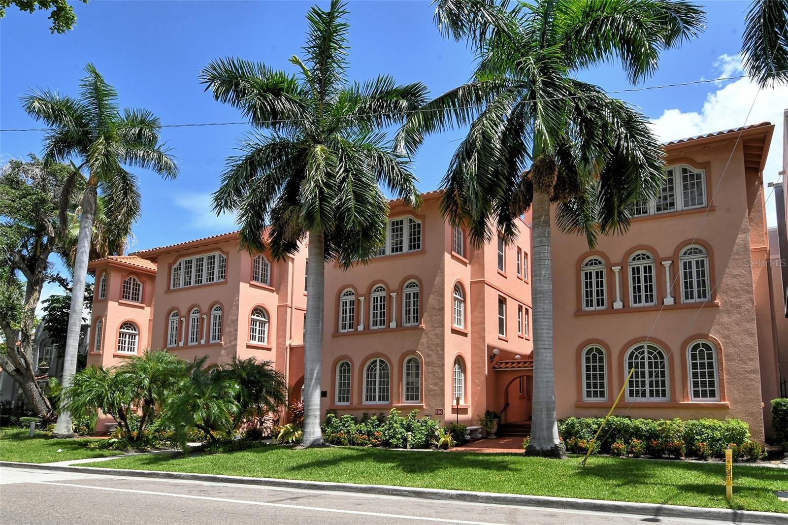1221 N PALM AVE #305
