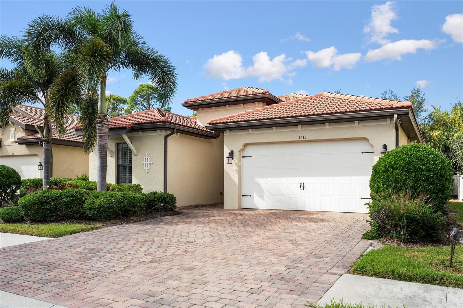 1015 BLUFFWOOD DR