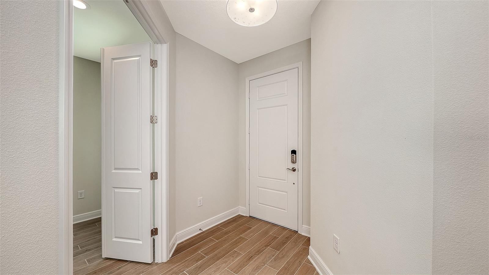 9866 CRYSTAL ISLES CIR