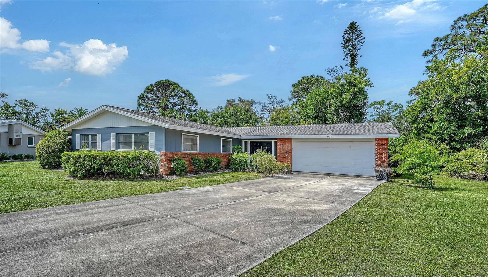 2436 BREAKWATER CIR