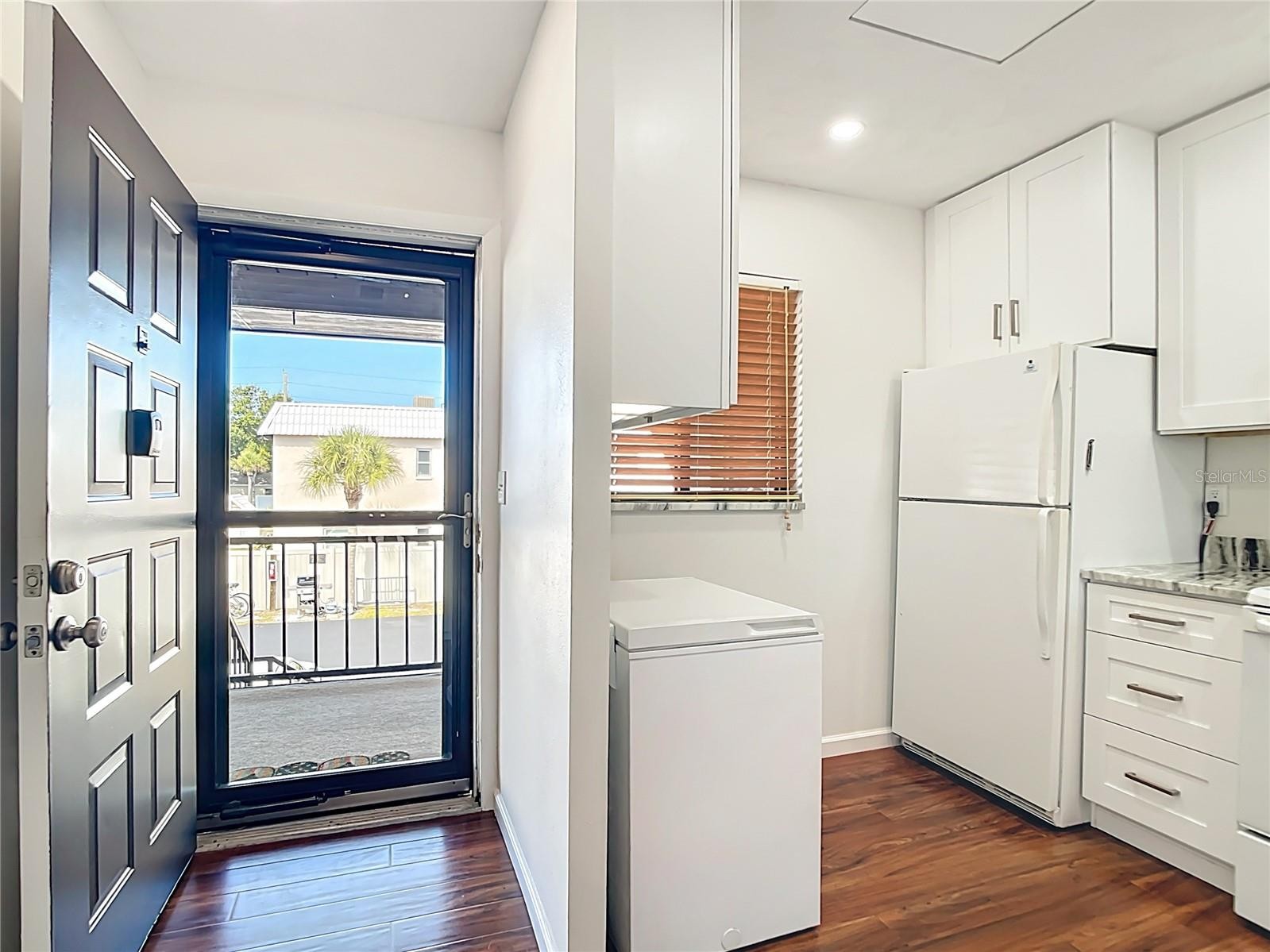 431 AIRPORT AVE E #207