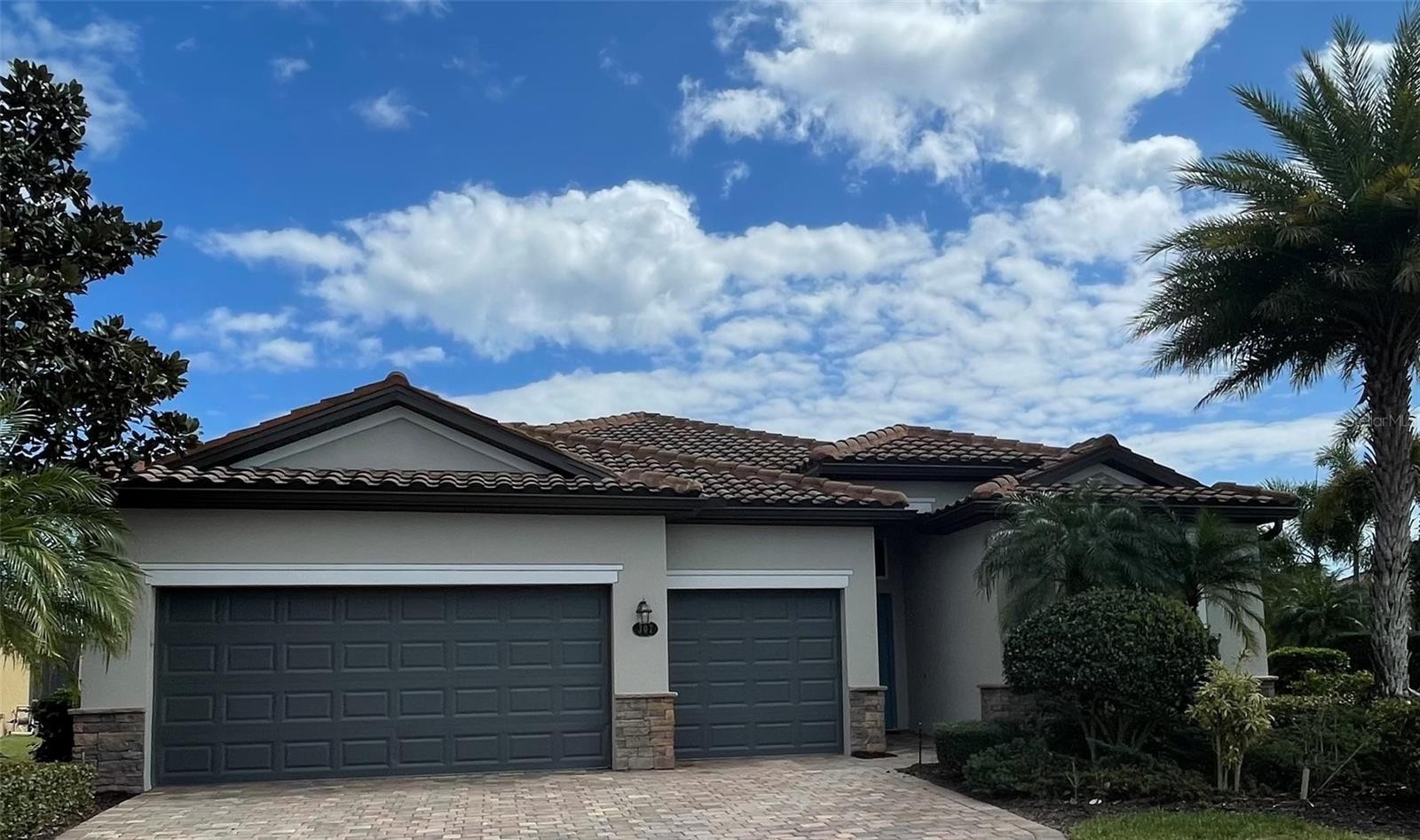 307 WHISPERING PALMS LN