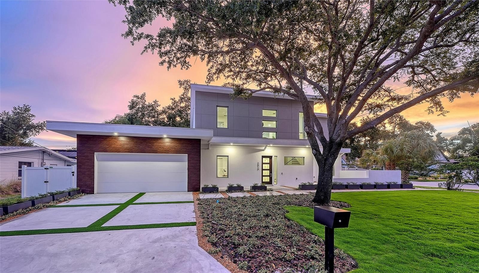 2010 HYDE PARK CIR