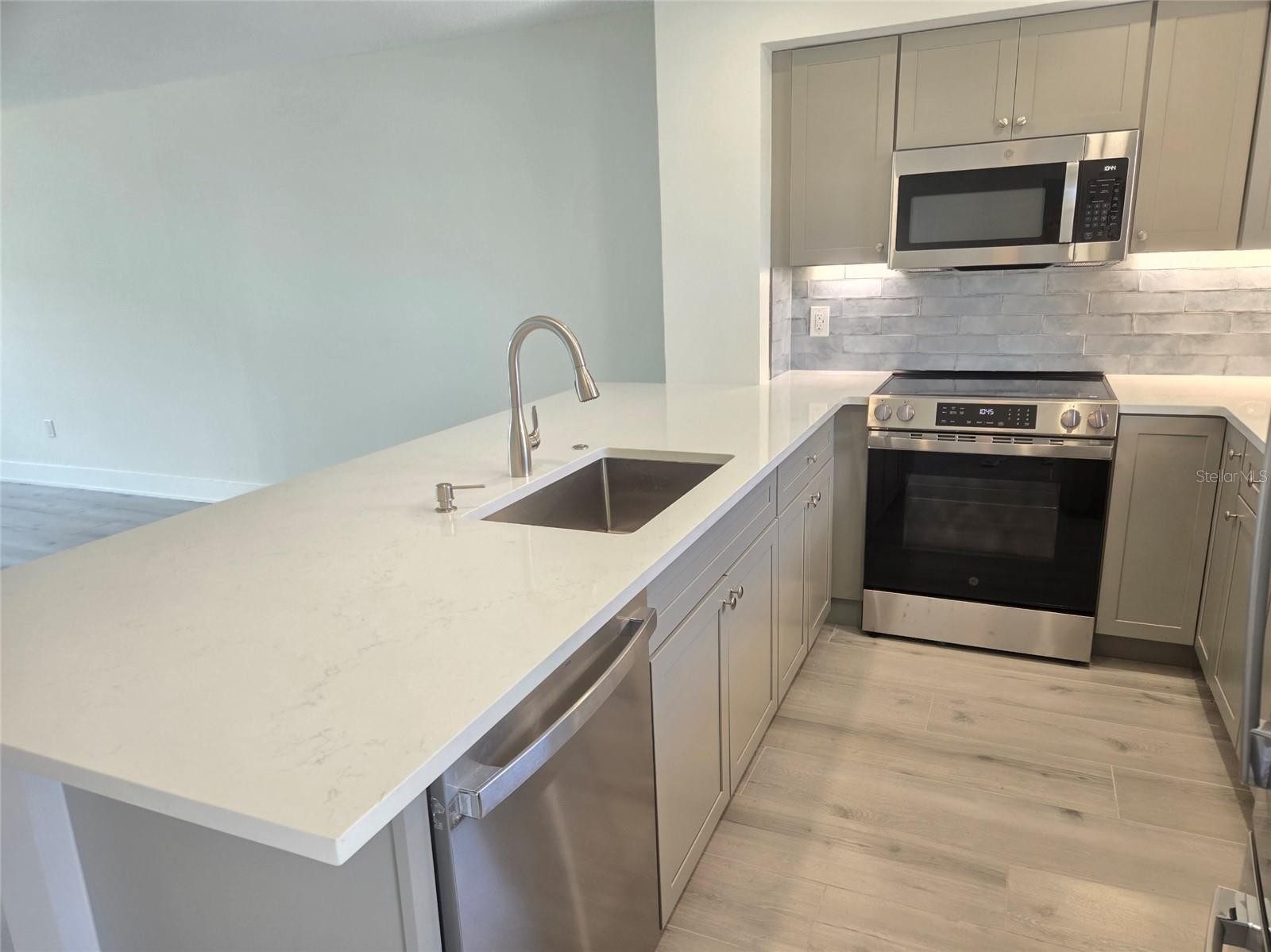 1300 N PORTOFINO DR #406