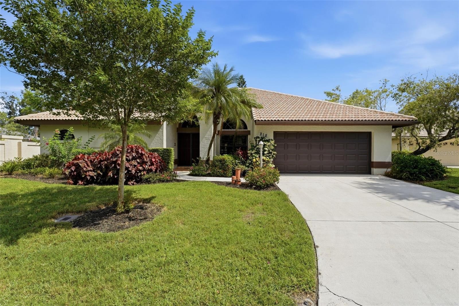 215 CARRIAGE HOUSE LN #215