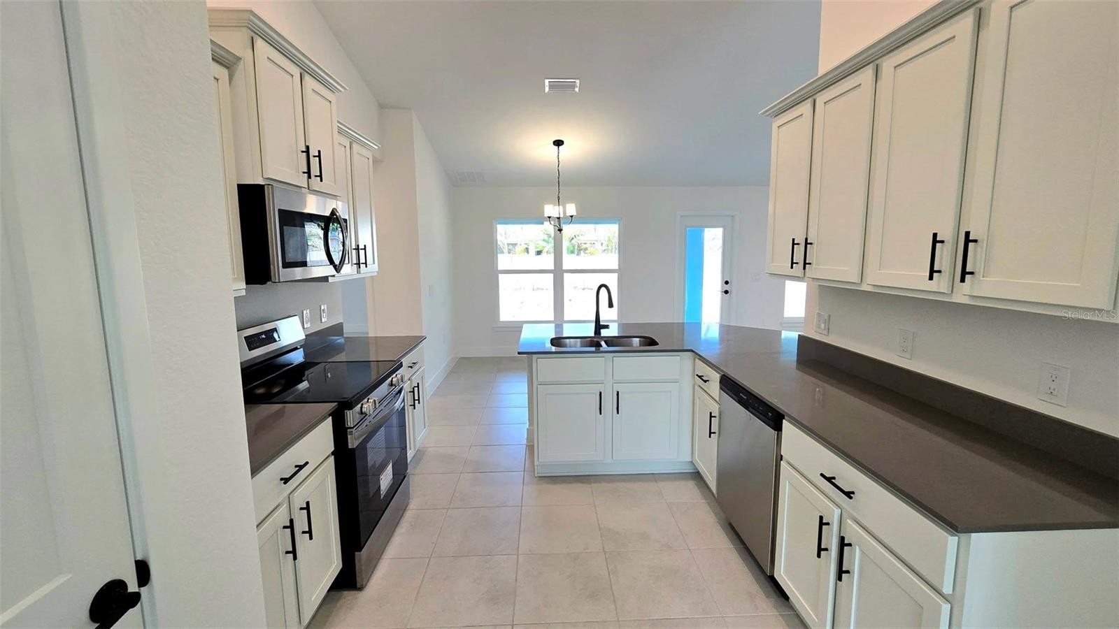 4157 N CHAMBERLAIN BLVD