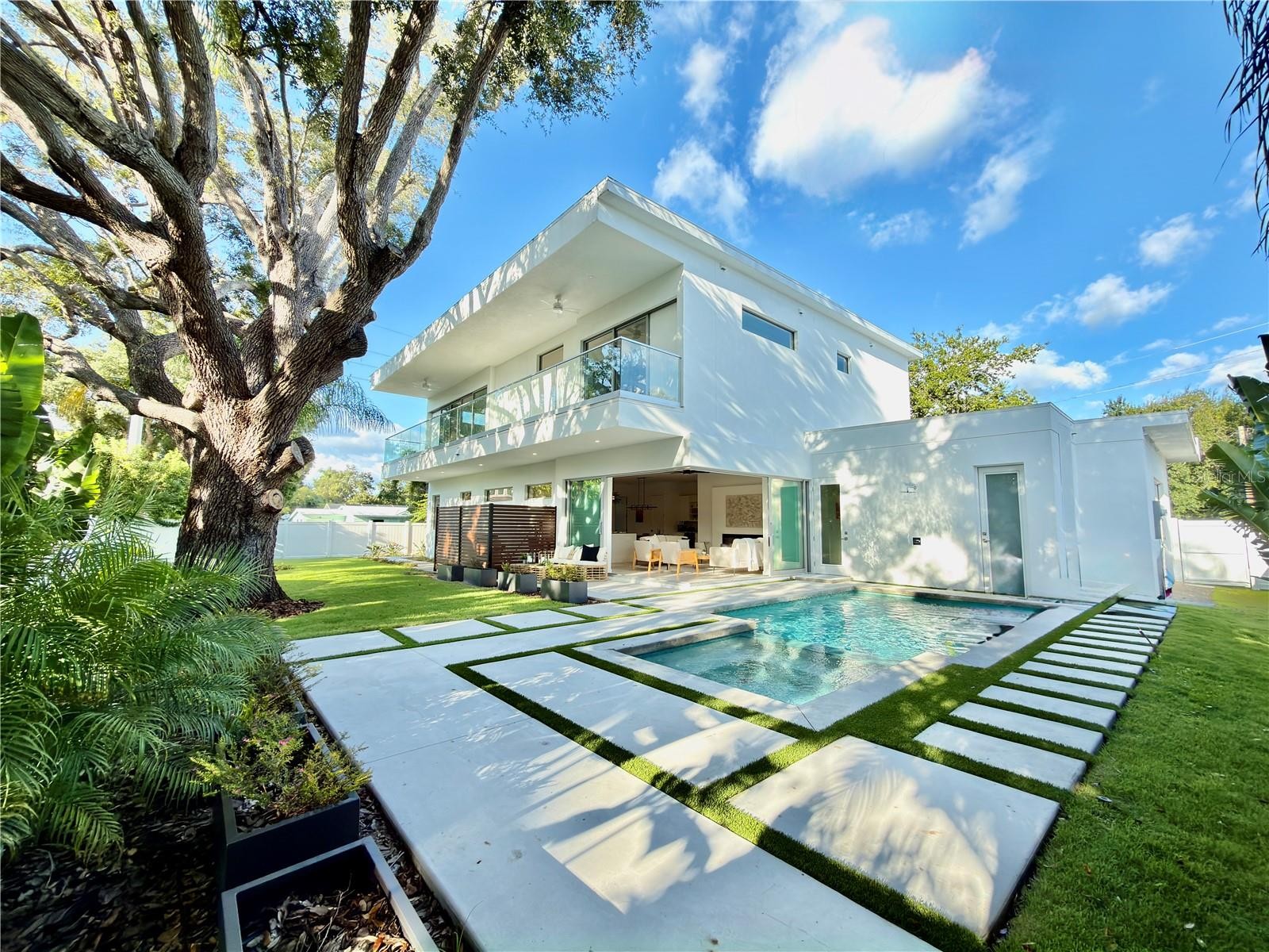 2010 HYDE PARK CIR