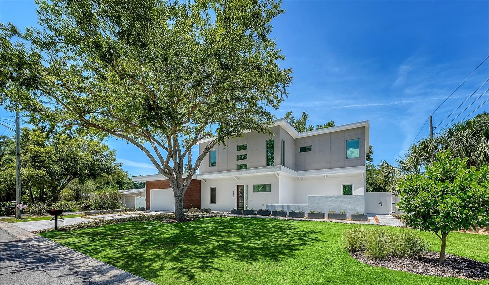 2010 HYDE PARK CIR