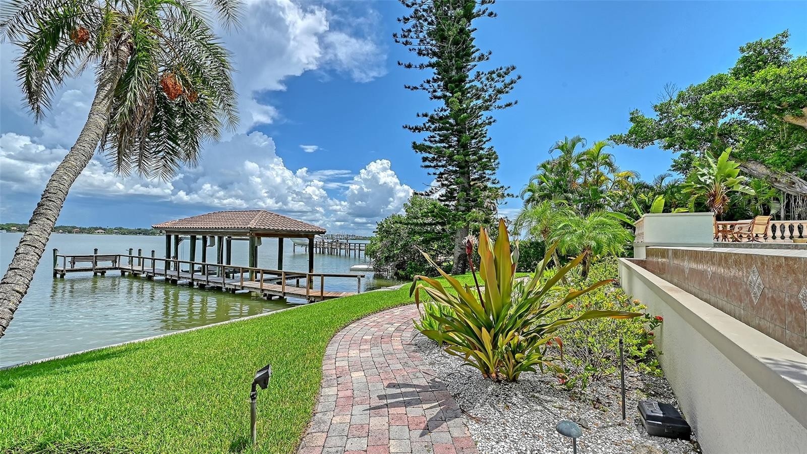 1216 N CASEY KEY RD