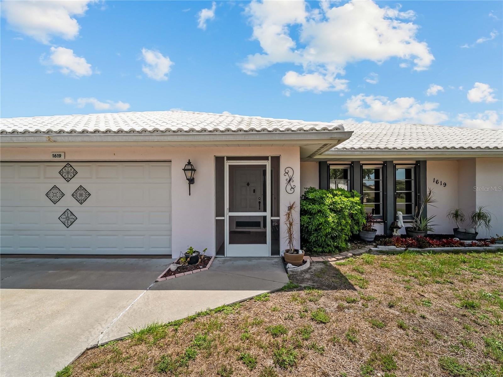 1619 E CYPRESS POINT DR