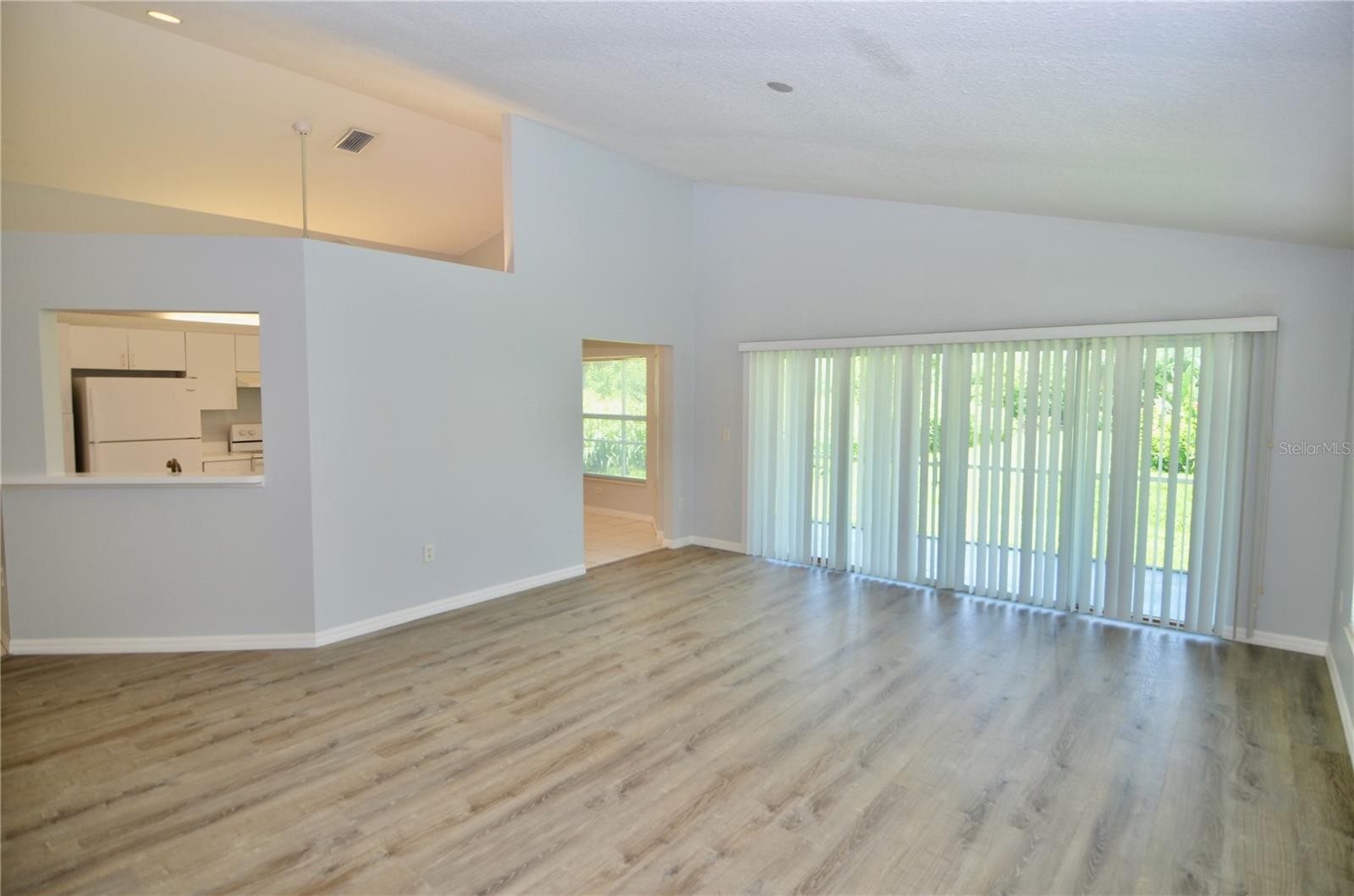 419 25TH DR E