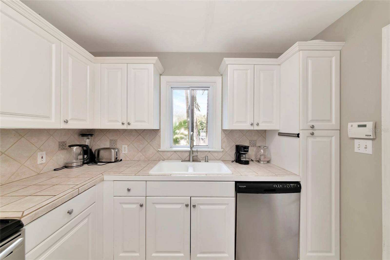 1712 SIESTA DR