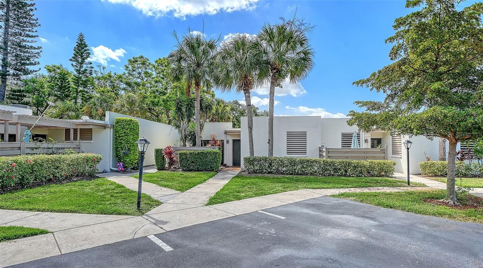 664 WOODLAWN DR