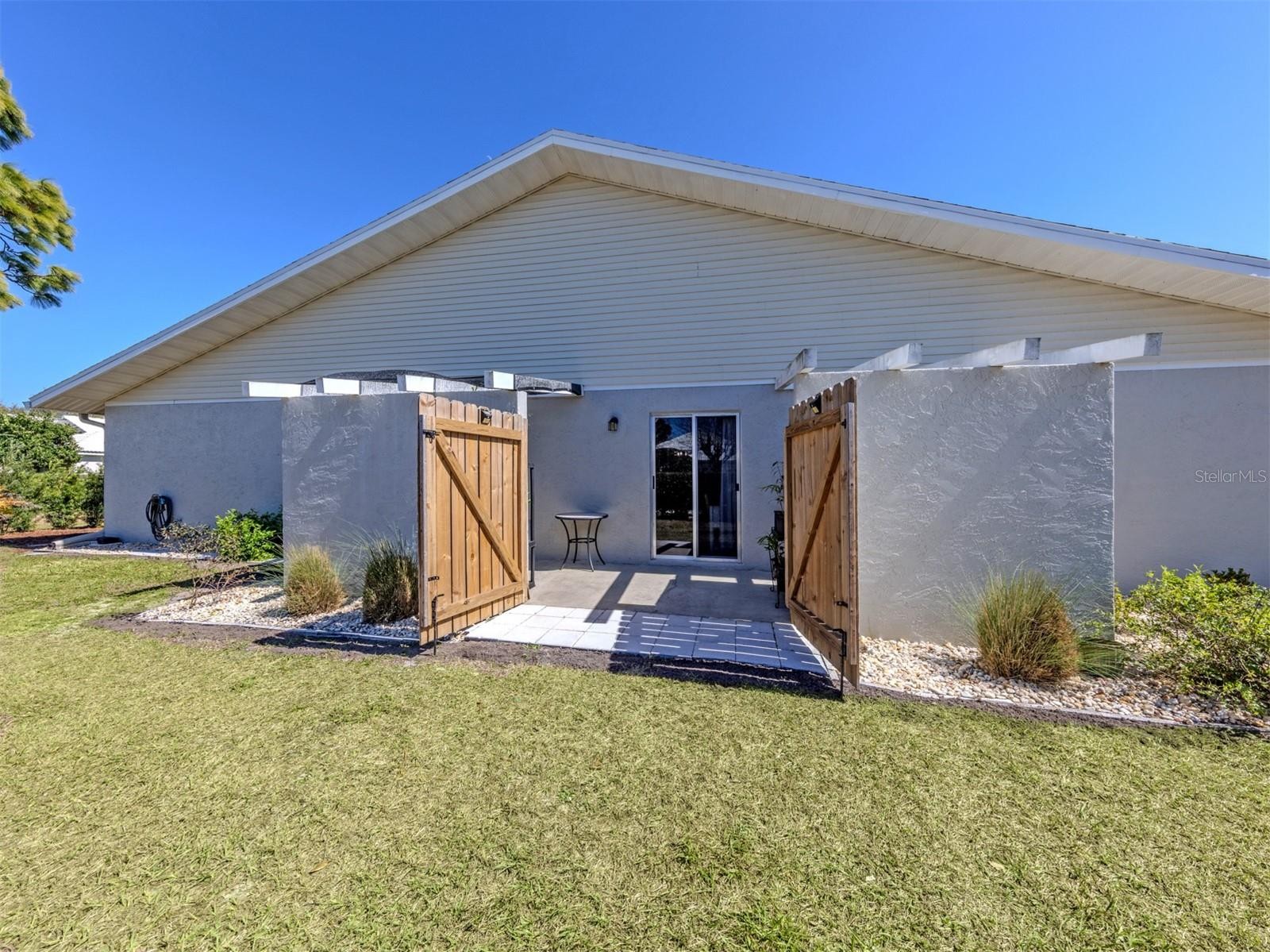 601 PINEBROOK CRES #1