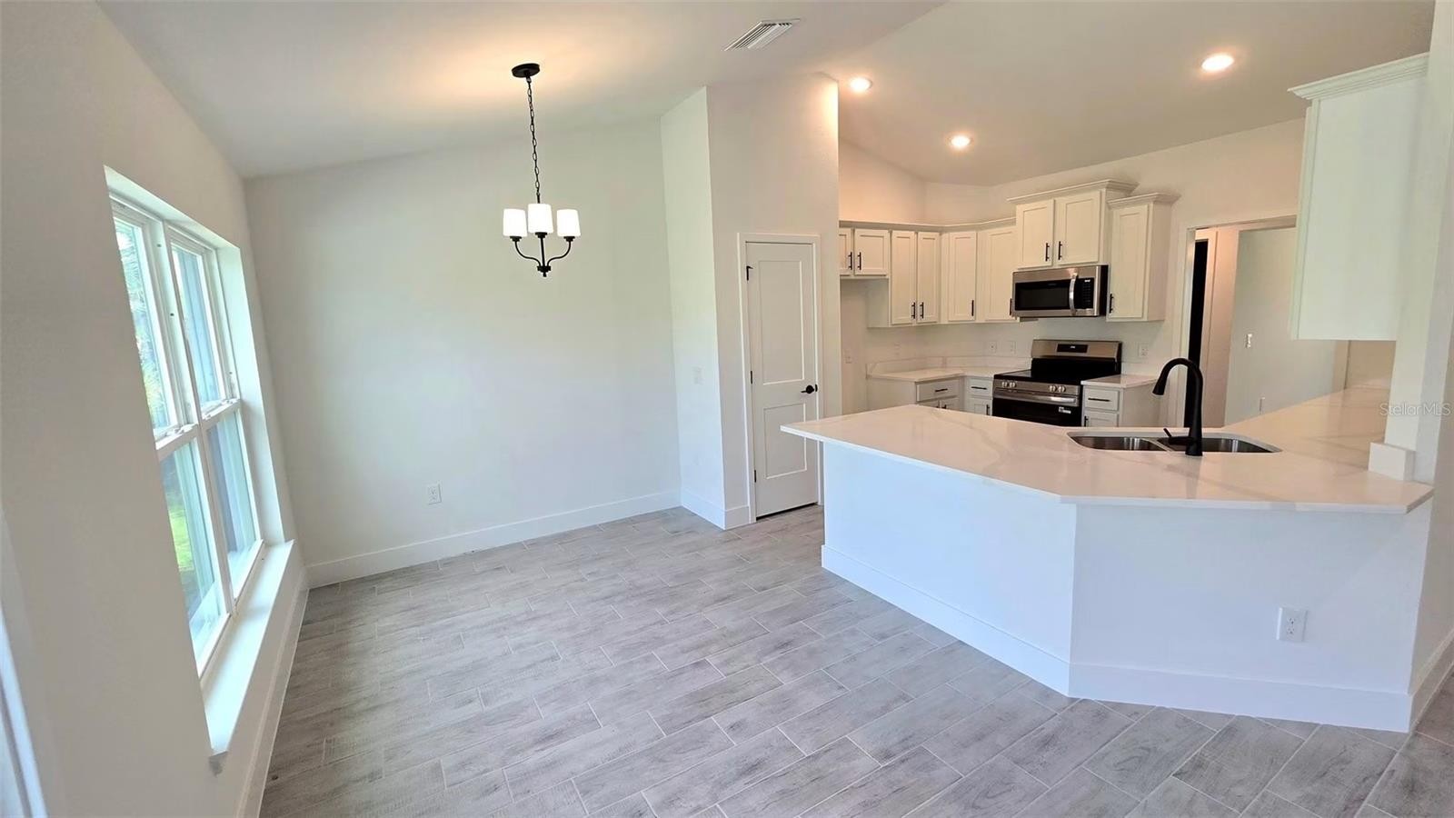 2239 N BISCAYNE DR