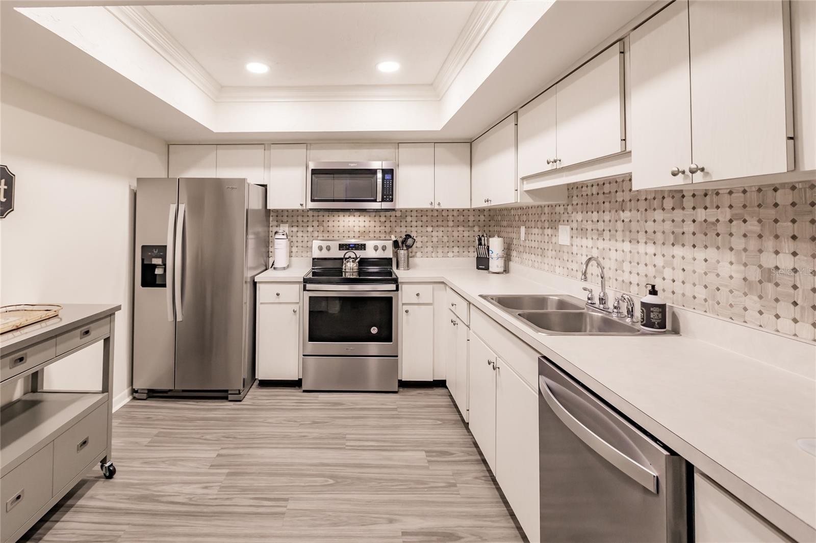 1055 W PEPPERTREE DR #302AA