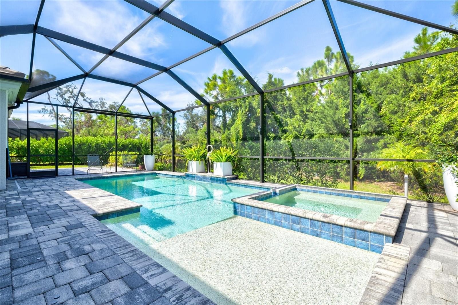 21221 HOLMES CIR