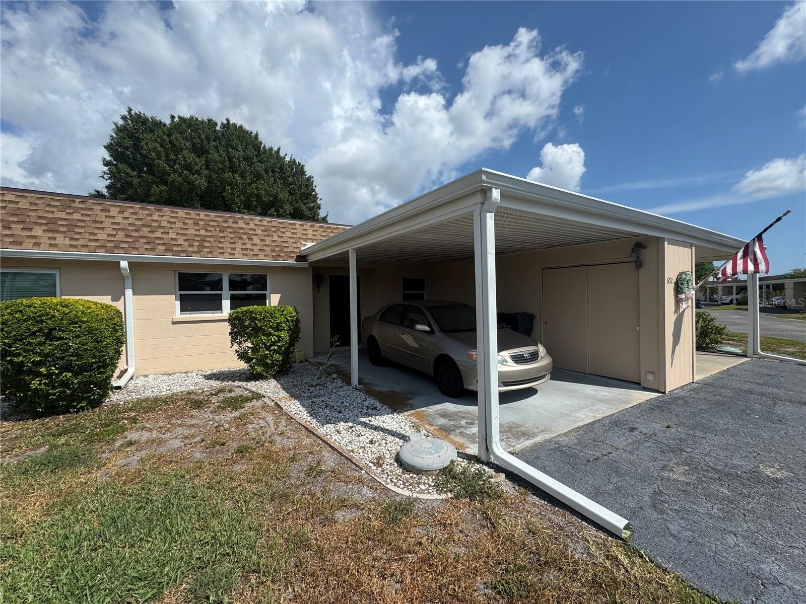 652 PARK CIR