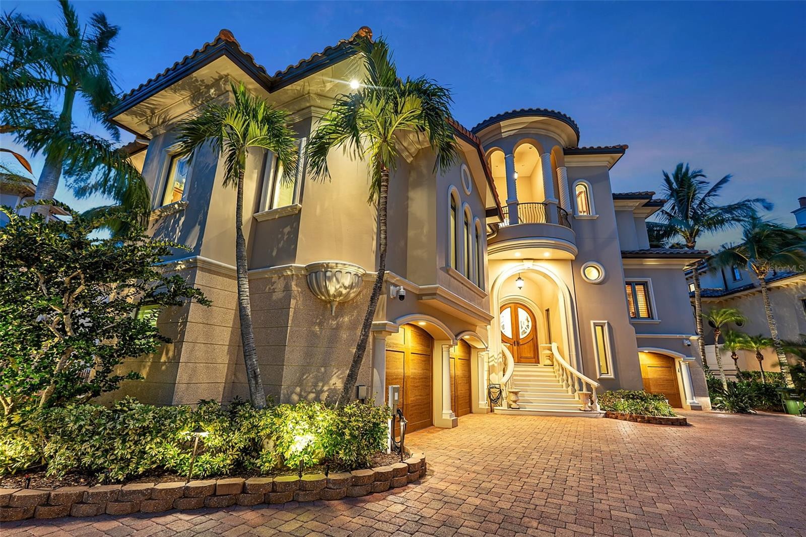 1372 HARBOR DR