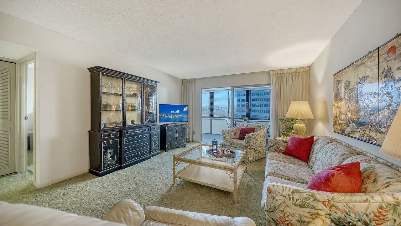 1125 W PEPPERTREE DR #302