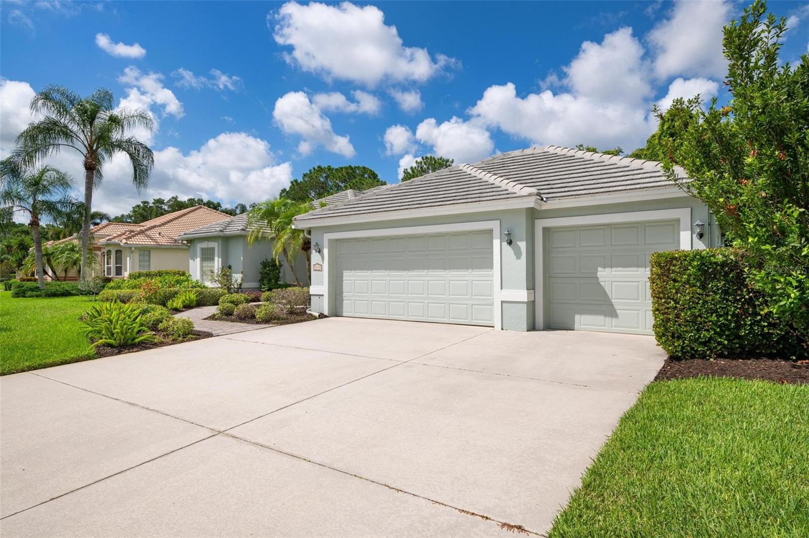 5249 FAR OAK CIR